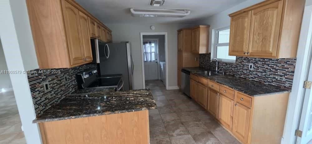 Recently Rented: $2,500 (4 beds, 1 baths, 1200 Square Feet)