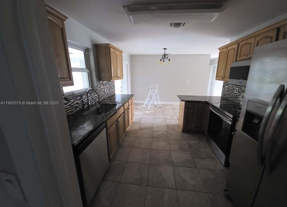 Recently Rented: $2,500 (4 beds, 1 baths, 1200 Square Feet)