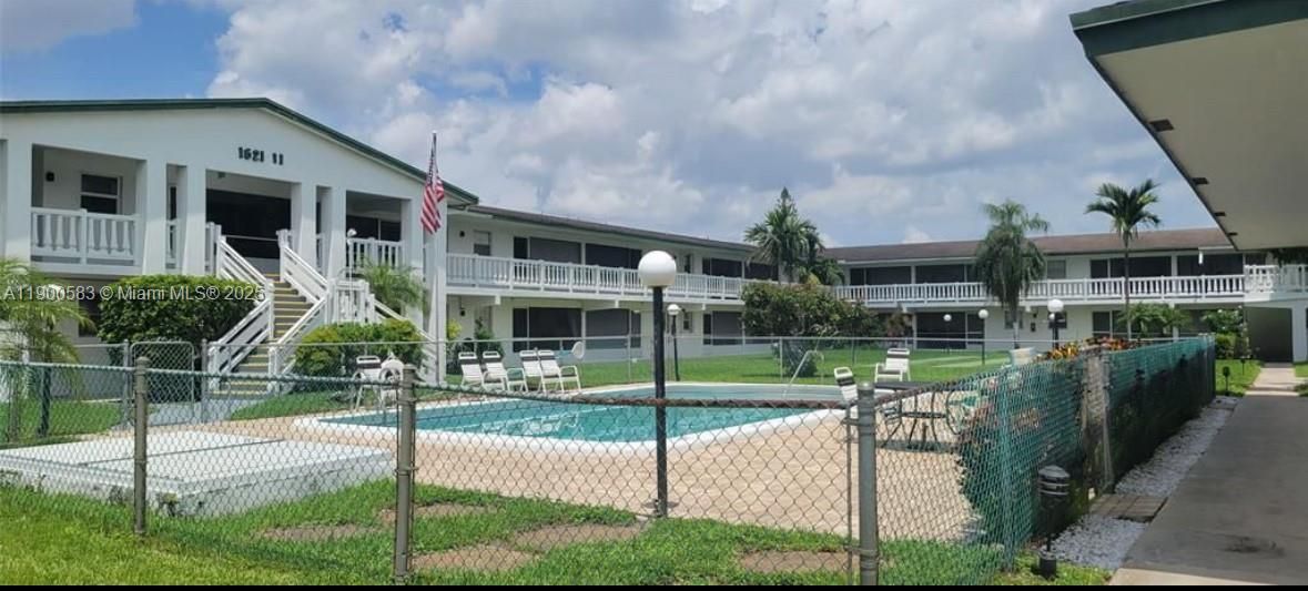 For Sale: $130,999 (1 beds, 1 baths, 576 Square Feet)