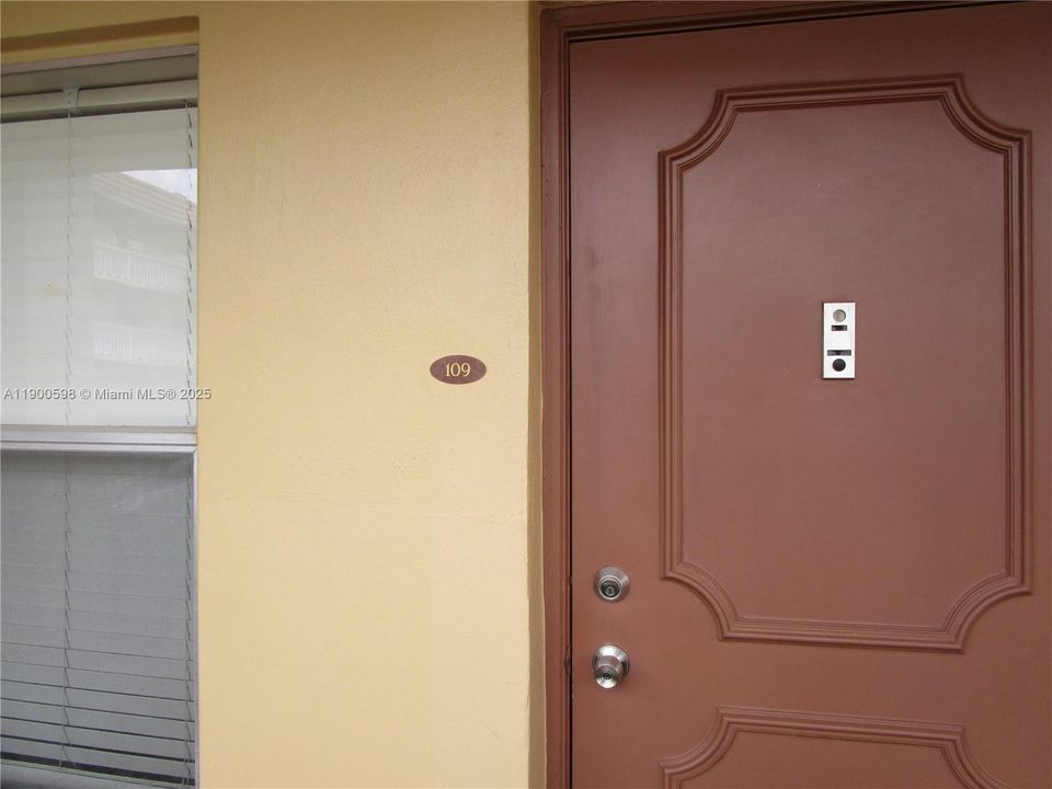 For Sale: $132,900 (2 beds, 2 baths, 880 Square Feet)