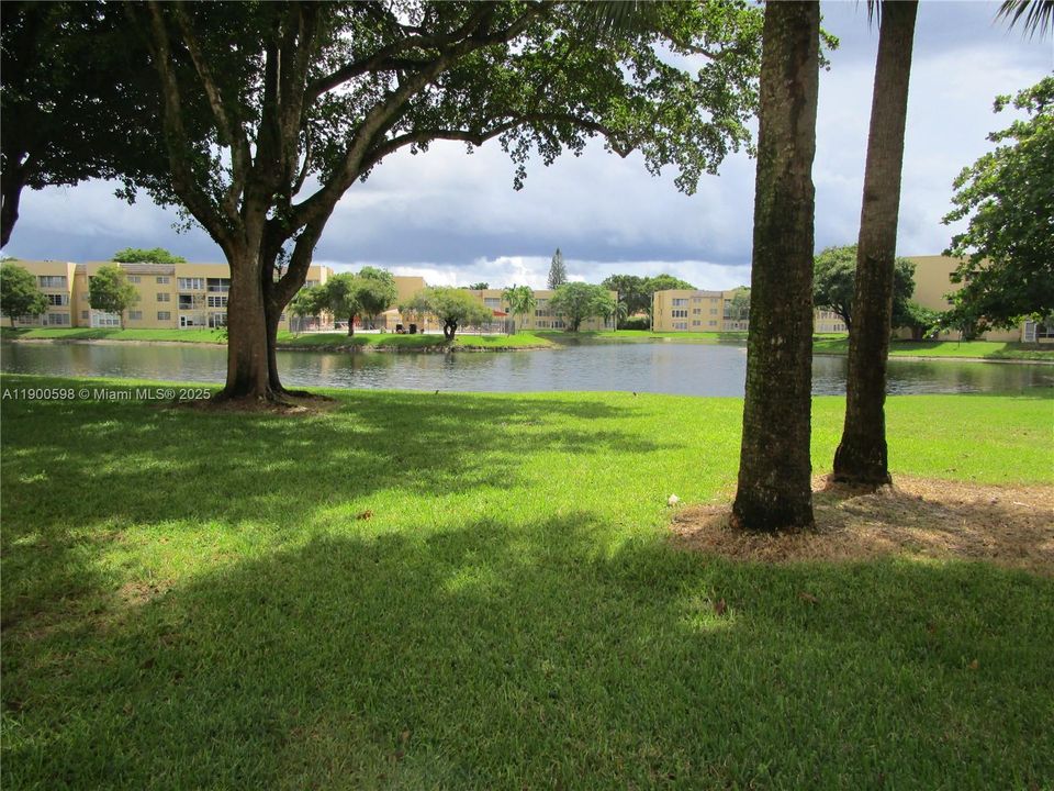 For Sale: $132,900 (2 beds, 2 baths, 880 Square Feet)