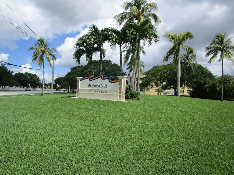 For Sale: $132,900 (2 beds, 2 baths, 880 Square Feet)