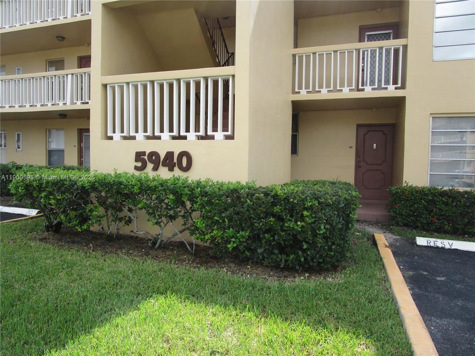 For Sale: $132,900 (2 beds, 2 baths, 880 Square Feet)