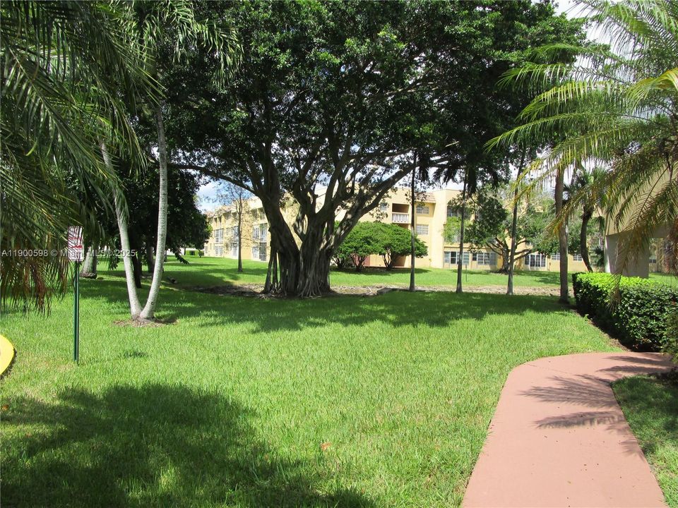 For Sale: $132,900 (2 beds, 2 baths, 880 Square Feet)