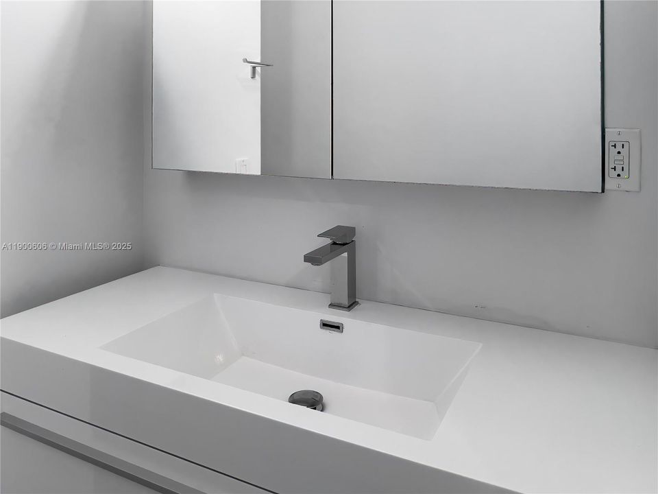 Recently Rented: $2,650 (1 beds, 1 baths, 706 Square Feet)