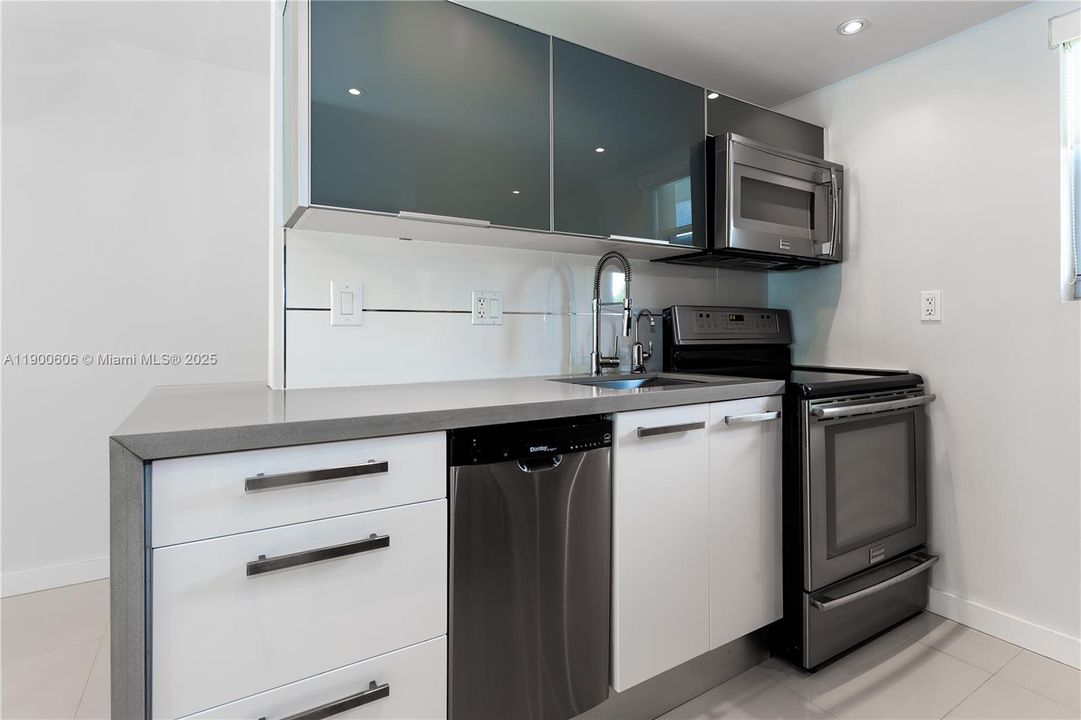 Modern kitchen - fully equipped