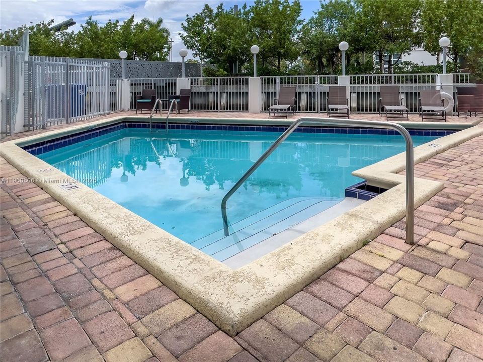 Recently Rented: $2,650 (1 beds, 1 baths, 706 Square Feet)