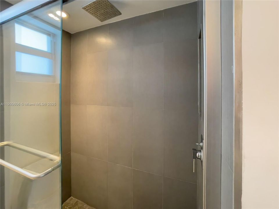 Recently Rented: $2,650 (1 beds, 1 baths, 706 Square Feet)