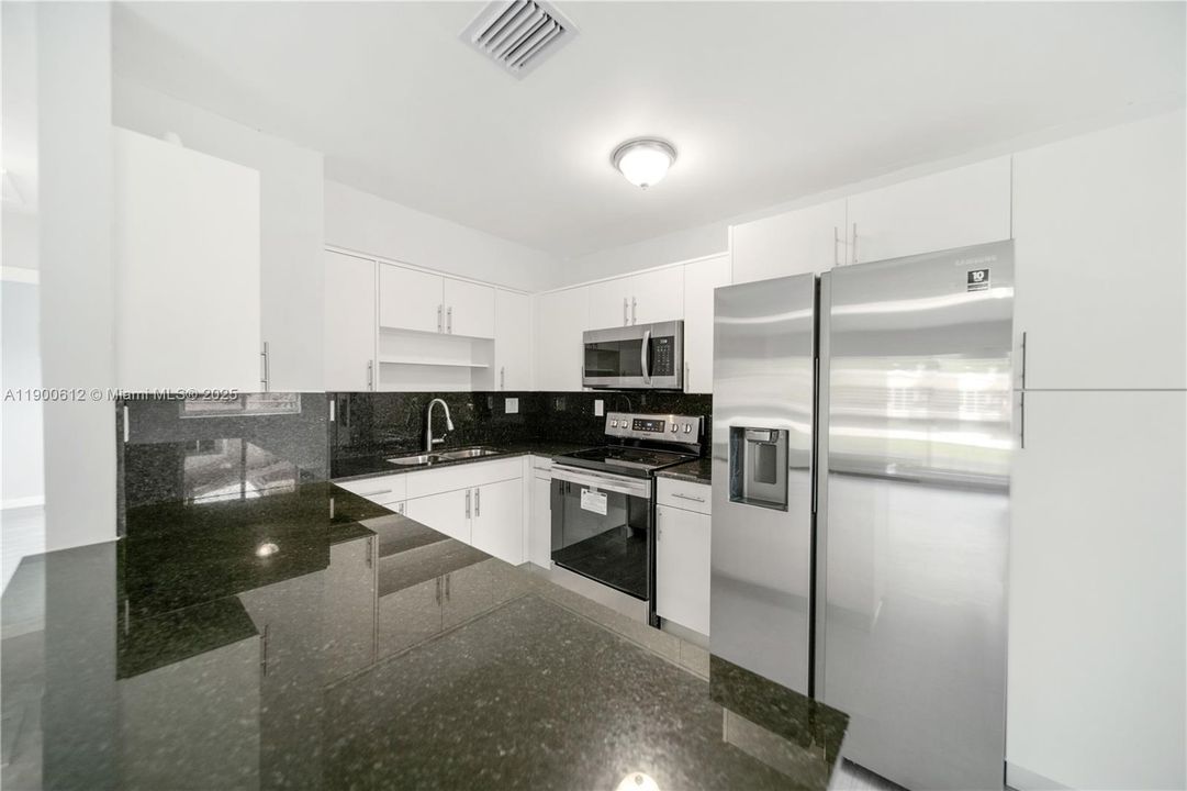 Recently Rented: $2,650 (2 beds, 1 baths, 1085 Square Feet)