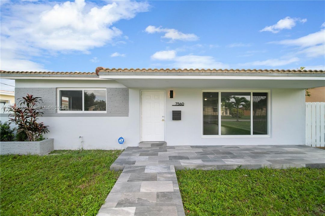 Recently Rented: $2,650 (2 beds, 1 baths, 1085 Square Feet)