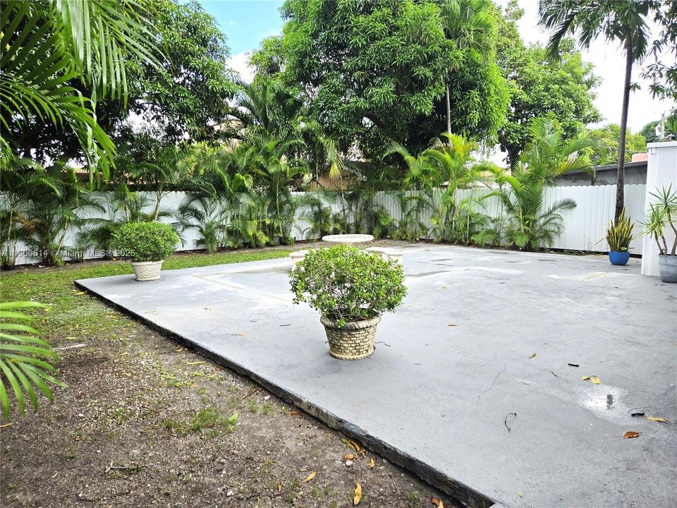 Recently Rented: $1,600 (1 beds, 1 baths, 700 Square Feet)