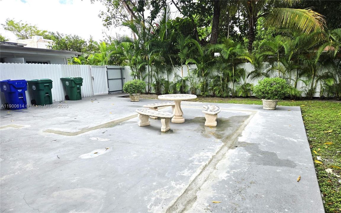 Recently Rented: $1,600 (1 beds, 1 baths, 700 Square Feet)