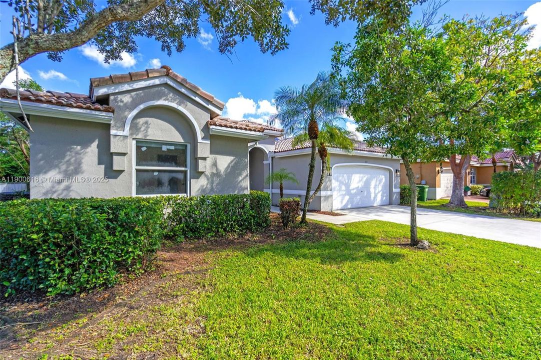 Recently Rented: $4,800 (3 beds, 2 baths, 1965 Square Feet)