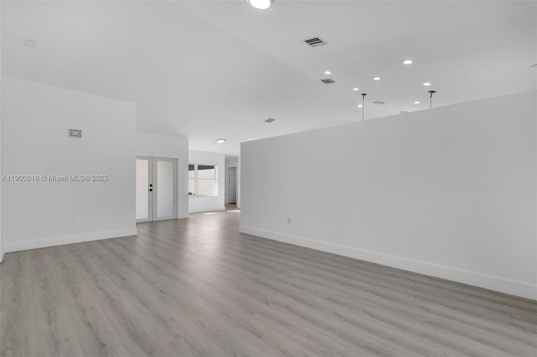 Recently Rented: $4,800 (3 beds, 2 baths, 1965 Square Feet)