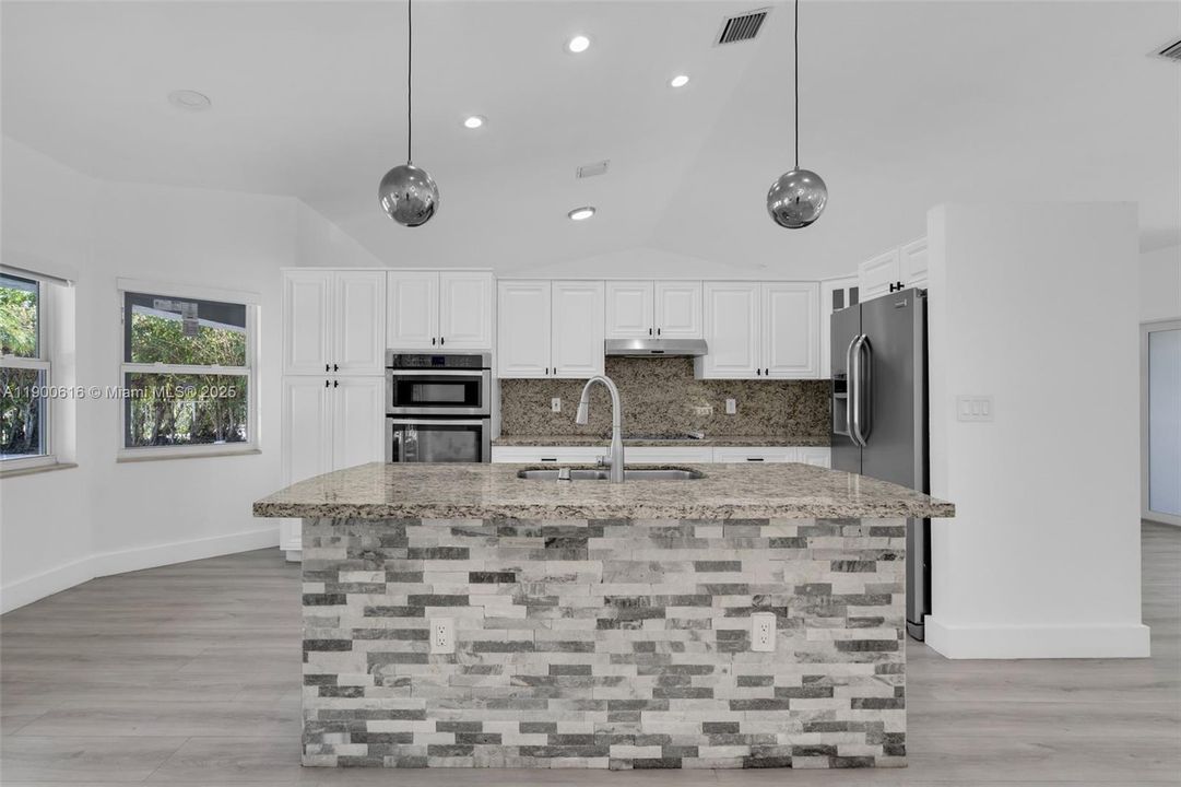 Recently Rented: $4,800 (3 beds, 2 baths, 1965 Square Feet)