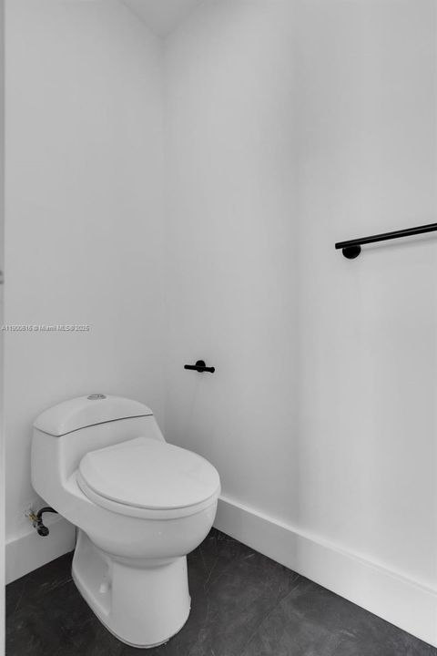 Recently Rented: $4,800 (3 beds, 2 baths, 1965 Square Feet)