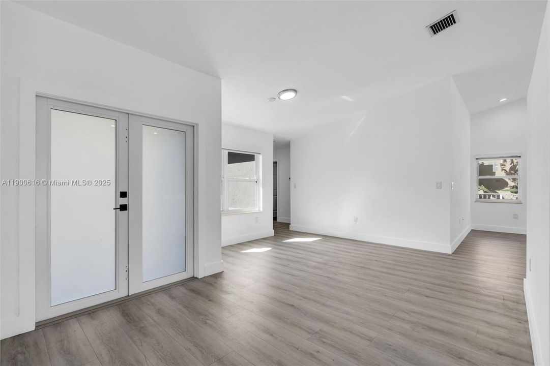 Recently Rented: $4,800 (3 beds, 2 baths, 1965 Square Feet)