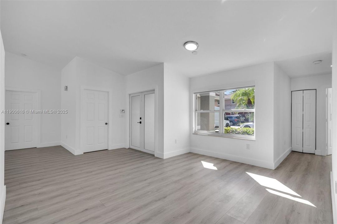 Recently Rented: $4,800 (3 beds, 2 baths, 1965 Square Feet)