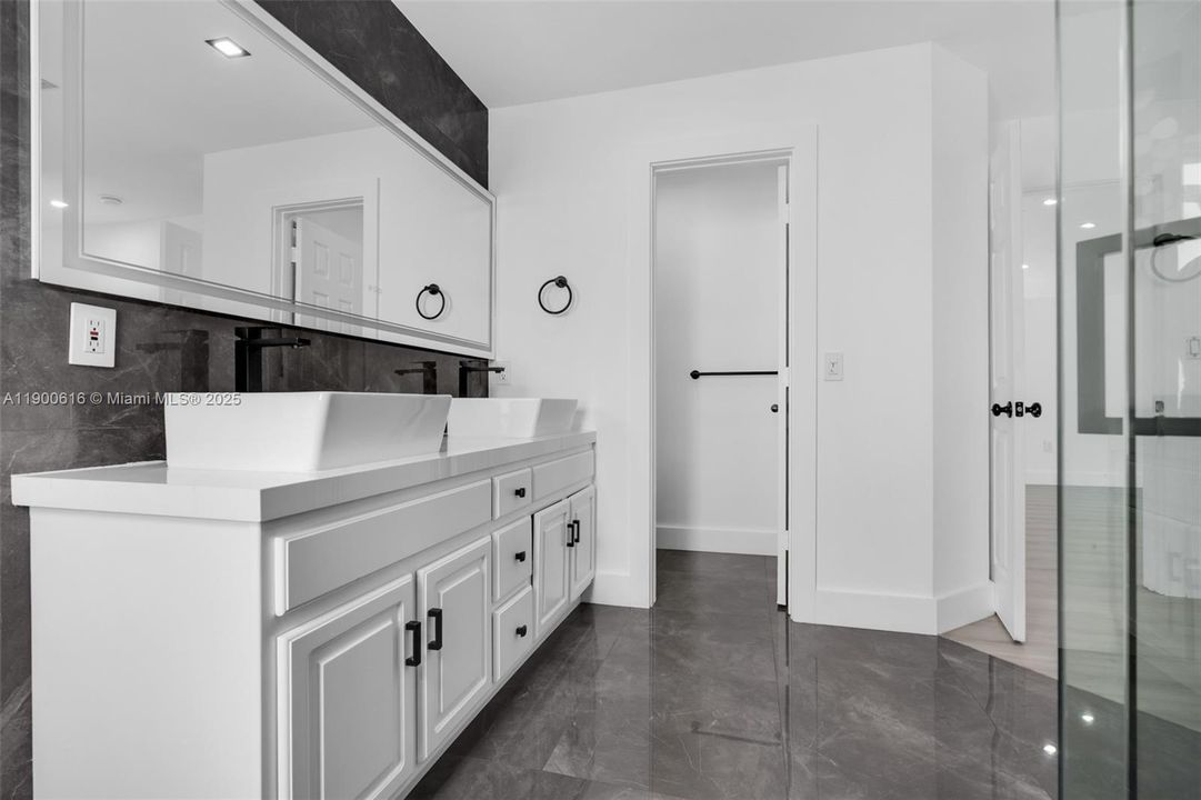 Recently Rented: $4,800 (3 beds, 2 baths, 1965 Square Feet)