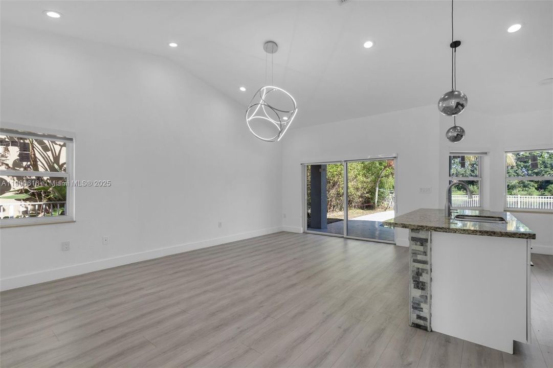 Recently Rented: $4,800 (3 beds, 2 baths, 1965 Square Feet)