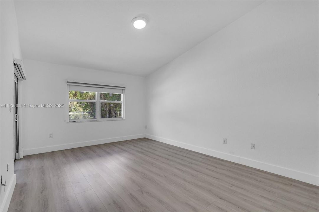 Recently Rented: $4,800 (3 beds, 2 baths, 1965 Square Feet)