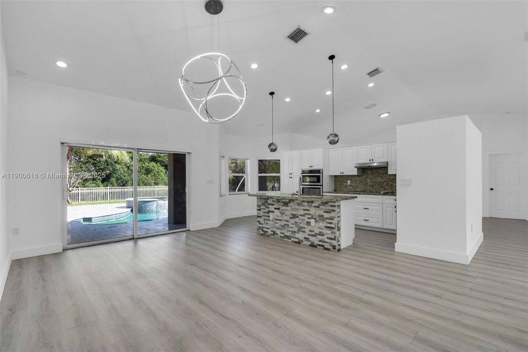 Recently Rented: $4,800 (3 beds, 2 baths, 1965 Square Feet)