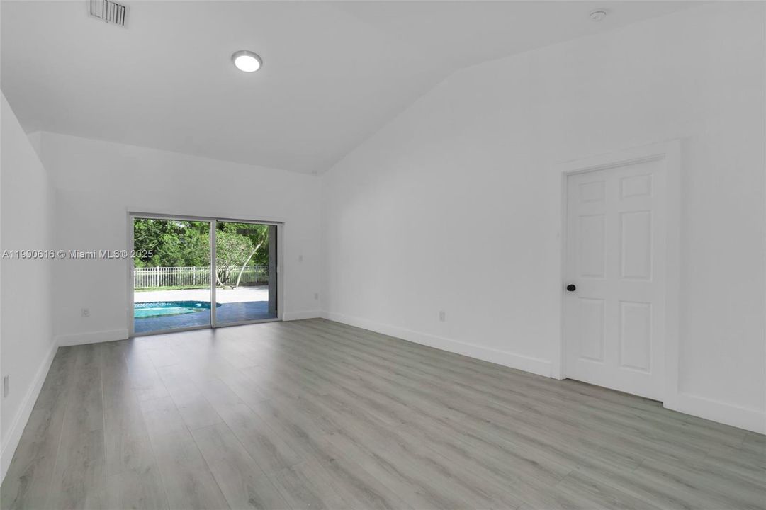 Recently Rented: $4,800 (3 beds, 2 baths, 1965 Square Feet)