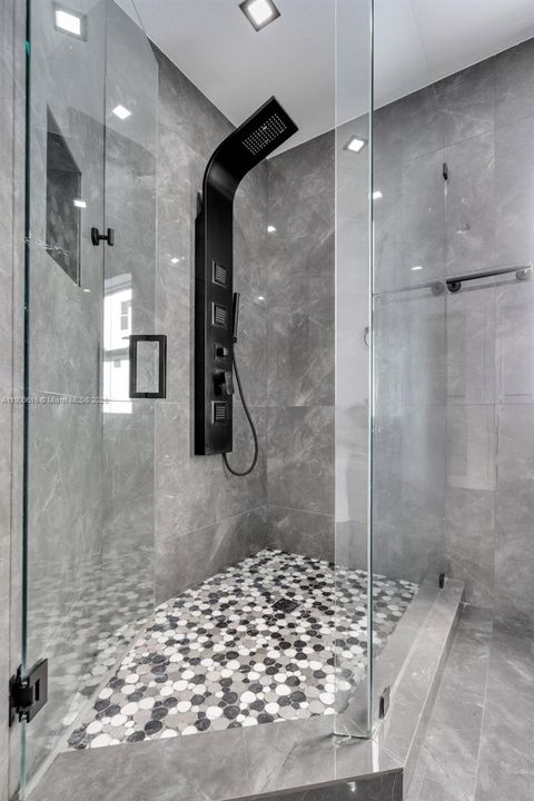 Recently Rented: $4,800 (3 beds, 2 baths, 1965 Square Feet)