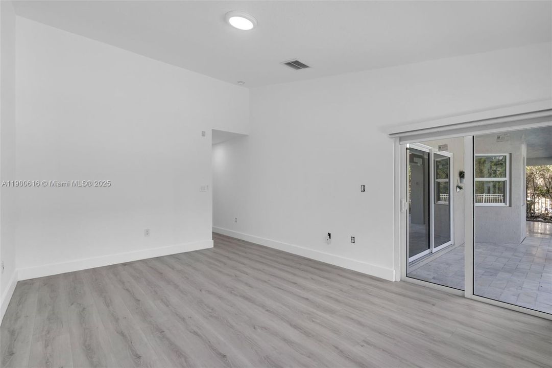 Recently Rented: $4,800 (3 beds, 2 baths, 1965 Square Feet)