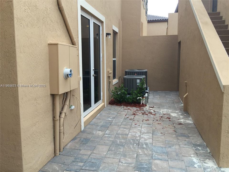 Active With Contract: $650,000 (5 beds, 4 baths, 2312 Square Feet)