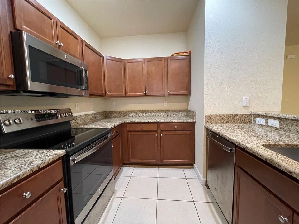 Active With Contract: $650,000 (5 beds, 4 baths, 2312 Square Feet)