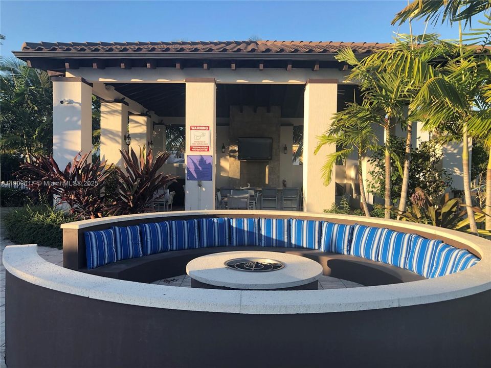 Active With Contract: $650,000 (5 beds, 4 baths, 2312 Square Feet)