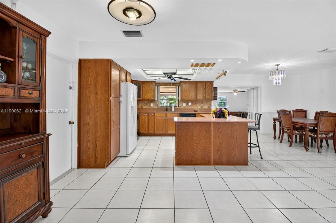 待售: $659,000 (4 贝兹, 3 浴室, 1828 平方英尺)