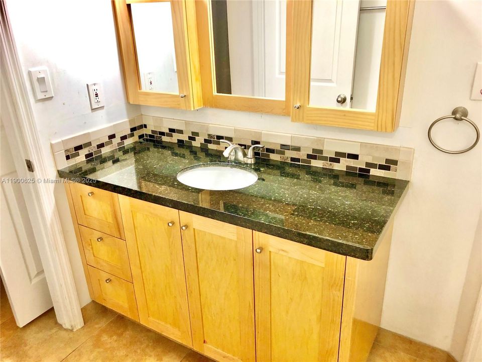 For Rent: $2,450 (2 beds, 2 baths, 1053 Square Feet)