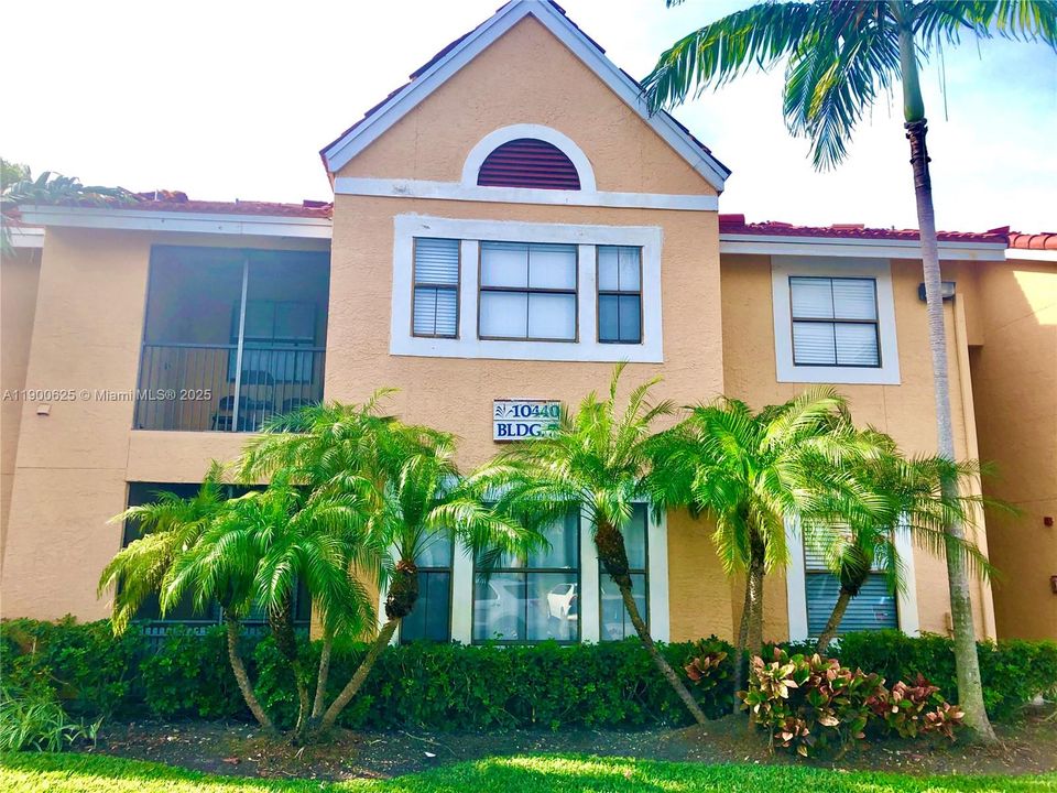 For Rent: $2,450 (2 beds, 2 baths, 1053 Square Feet)