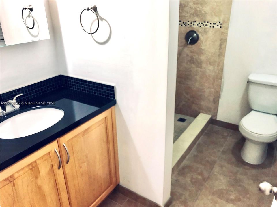 For Rent: $2,450 (2 beds, 2 baths, 1053 Square Feet)