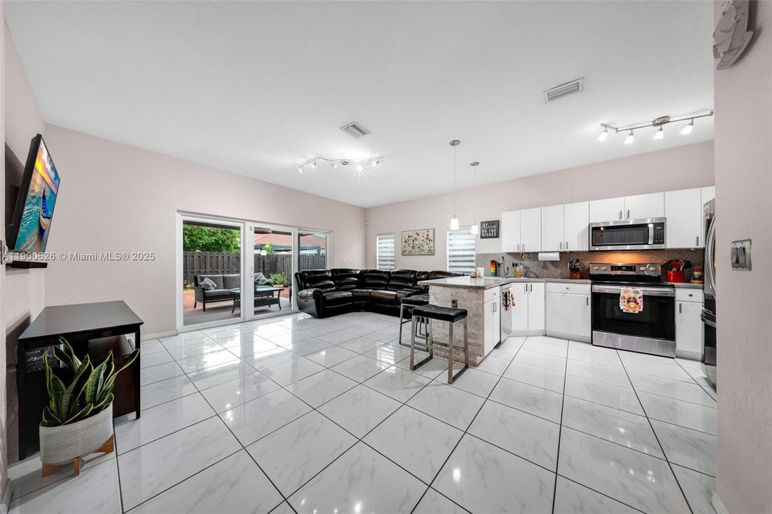 Recently Sold: $585,000 (3 beds, 2 baths, 1486 Square Feet)