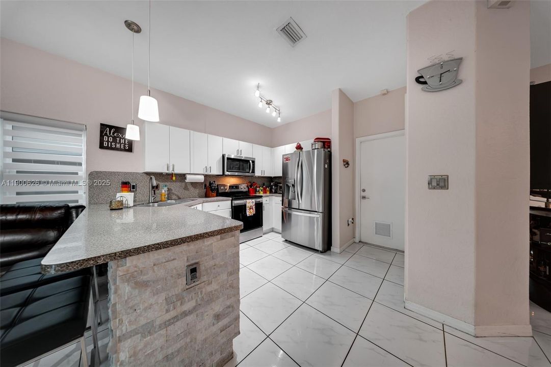 Recently Sold: $585,000 (3 beds, 2 baths, 1486 Square Feet)