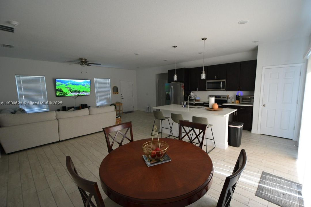 For Sale: $293,500 (3 beds, 2 baths, 1545 Square Feet)