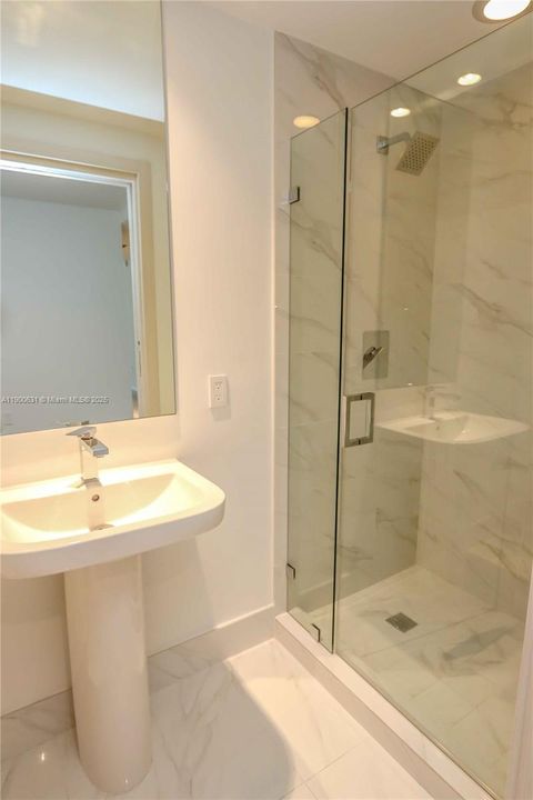 Active With Contract: $604,000 (1 beds, 2 baths, 881 Square Feet)