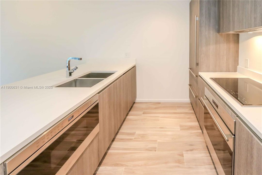 Active With Contract: $604,000 (1 beds, 2 baths, 881 Square Feet)