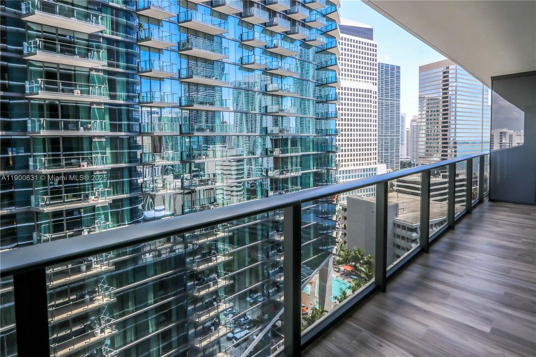 Active With Contract: $604,000 (1 beds, 2 baths, 881 Square Feet)
