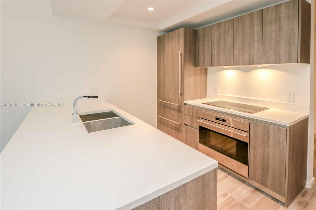 Active With Contract: $604,000 (1 beds, 2 baths, 881 Square Feet)