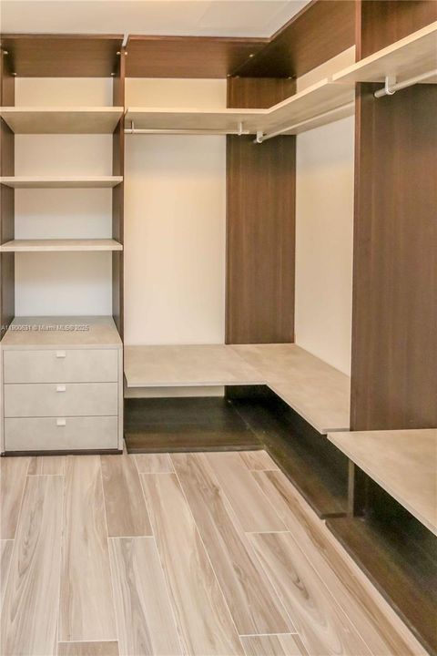 Active With Contract: $604,000 (1 beds, 2 baths, 881 Square Feet)