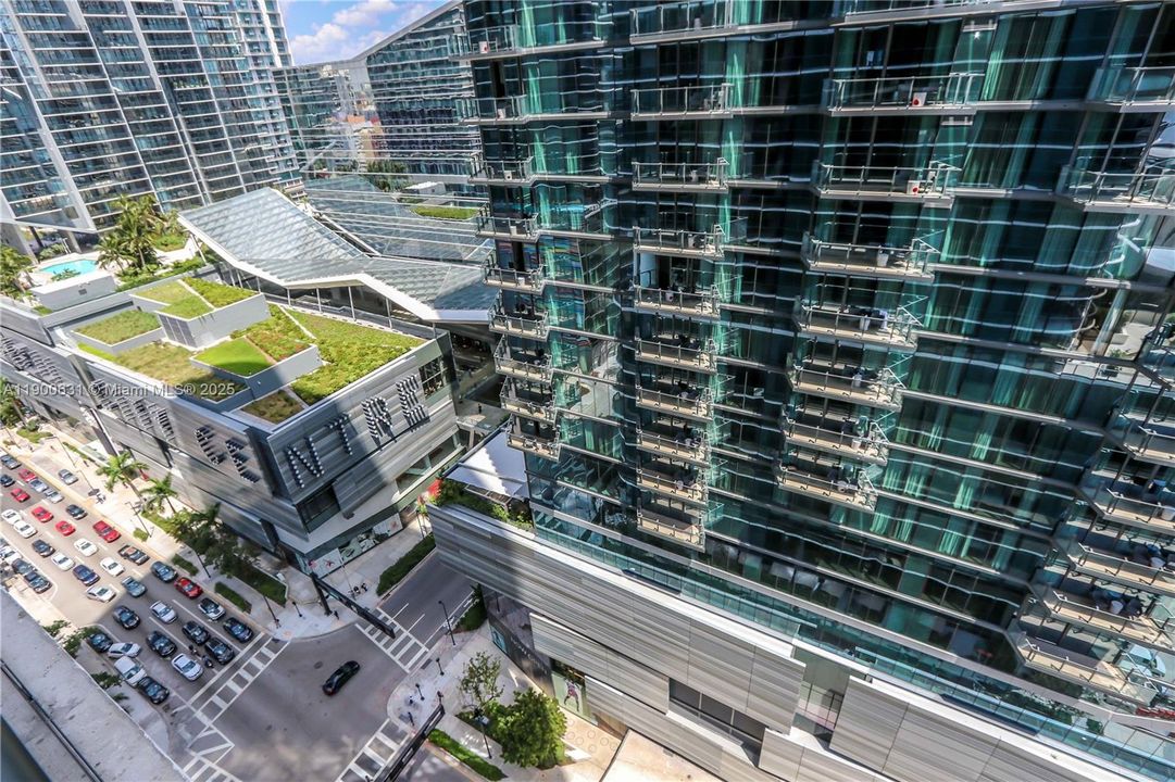 Active With Contract: $604,000 (1 beds, 2 baths, 881 Square Feet)