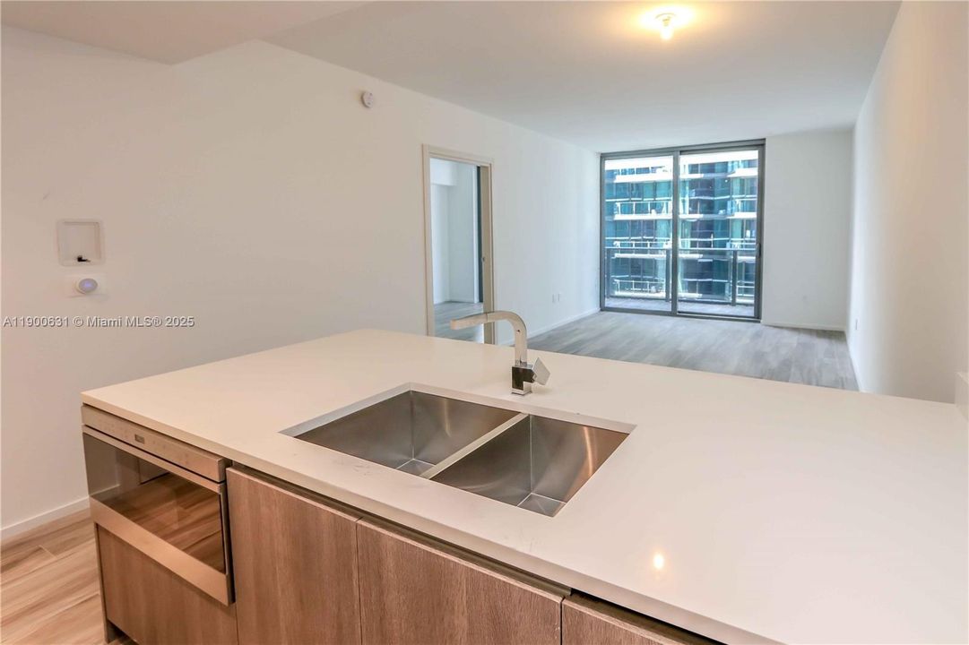 Active With Contract: $604,000 (1 beds, 2 baths, 881 Square Feet)