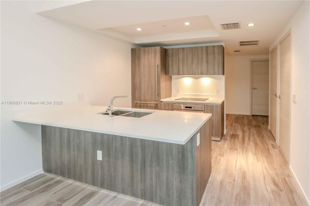 Active With Contract: $604,000 (1 beds, 2 baths, 881 Square Feet)