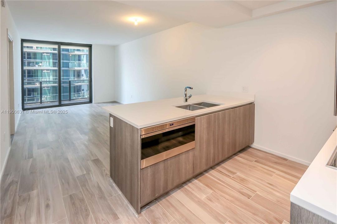 Active With Contract: $604,000 (1 beds, 2 baths, 881 Square Feet)