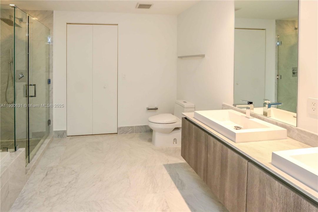 Active With Contract: $604,000 (1 beds, 2 baths, 881 Square Feet)