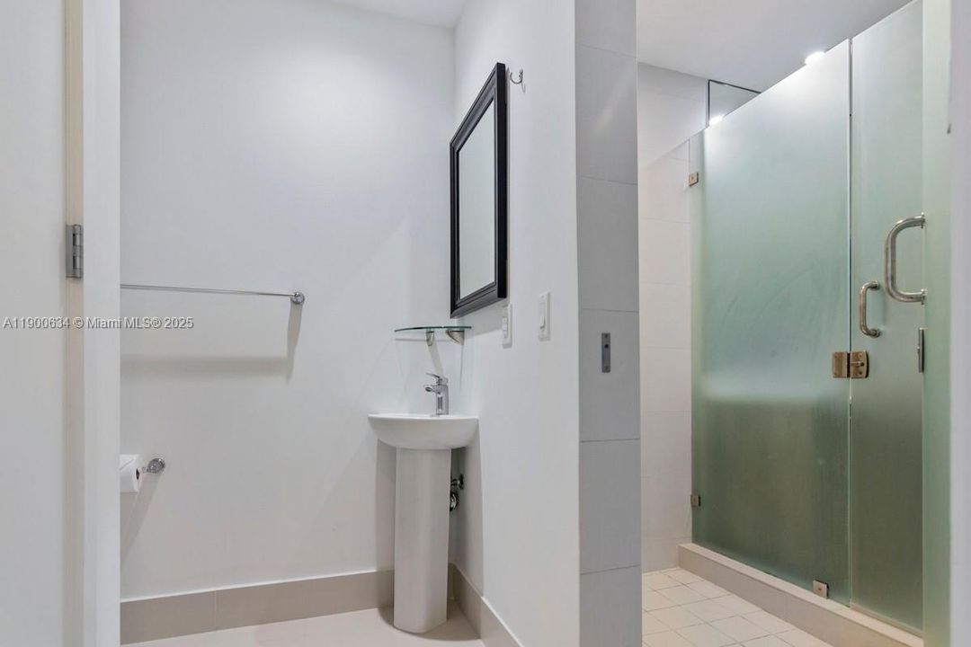 Active With Contract: $465,000 (1 beds, 1 baths, 622 Square Feet)